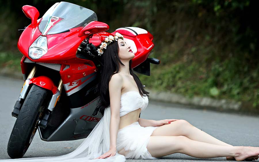 Beautiful girls and motorcycles in Hachioji